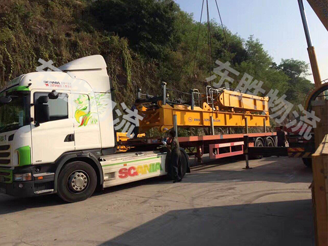 深圳到香港運(yùn)輸中：噸車與拖車區(qū)別在哪？深圳到香港運(yùn)輸中：噸車與拖車區(qū)別在哪？深圳到香港物流,香港物流專線,深圳香港進(jìn)出口,中港物流,香港深圳貨運(yùn)運(yùn)輸-深圳市東勝物流有限公司