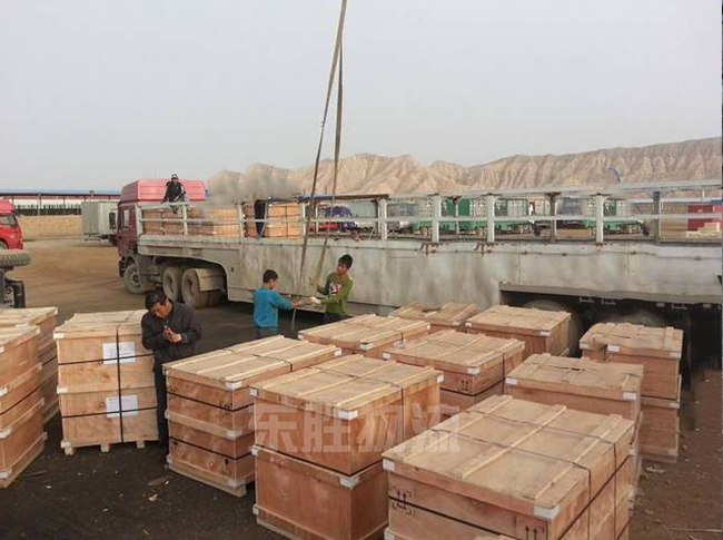 本單大理石發(fā)貨到香港/大理石運(yùn)輸?shù)较愀?，一?0車(chē)；木箱包裝，利用中港平板車(chē)，依次運(yùn)輸完畢，為客戶解決了運(yùn)輸難題！