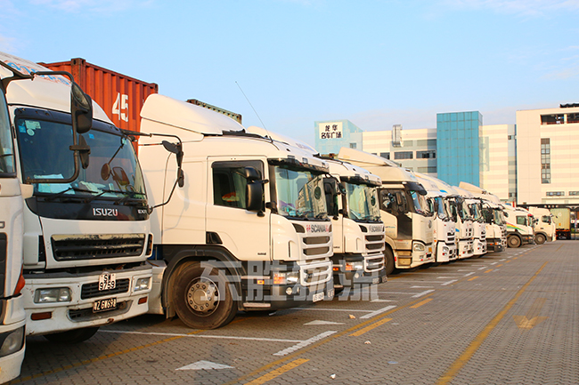 深圳東勝物流的港珠澳大橋運輸車隊；澳門物流-進(jìn)口報關(guān)公司-香港進(jìn)口清關(guān)公司-深圳市東勝物流有限公司