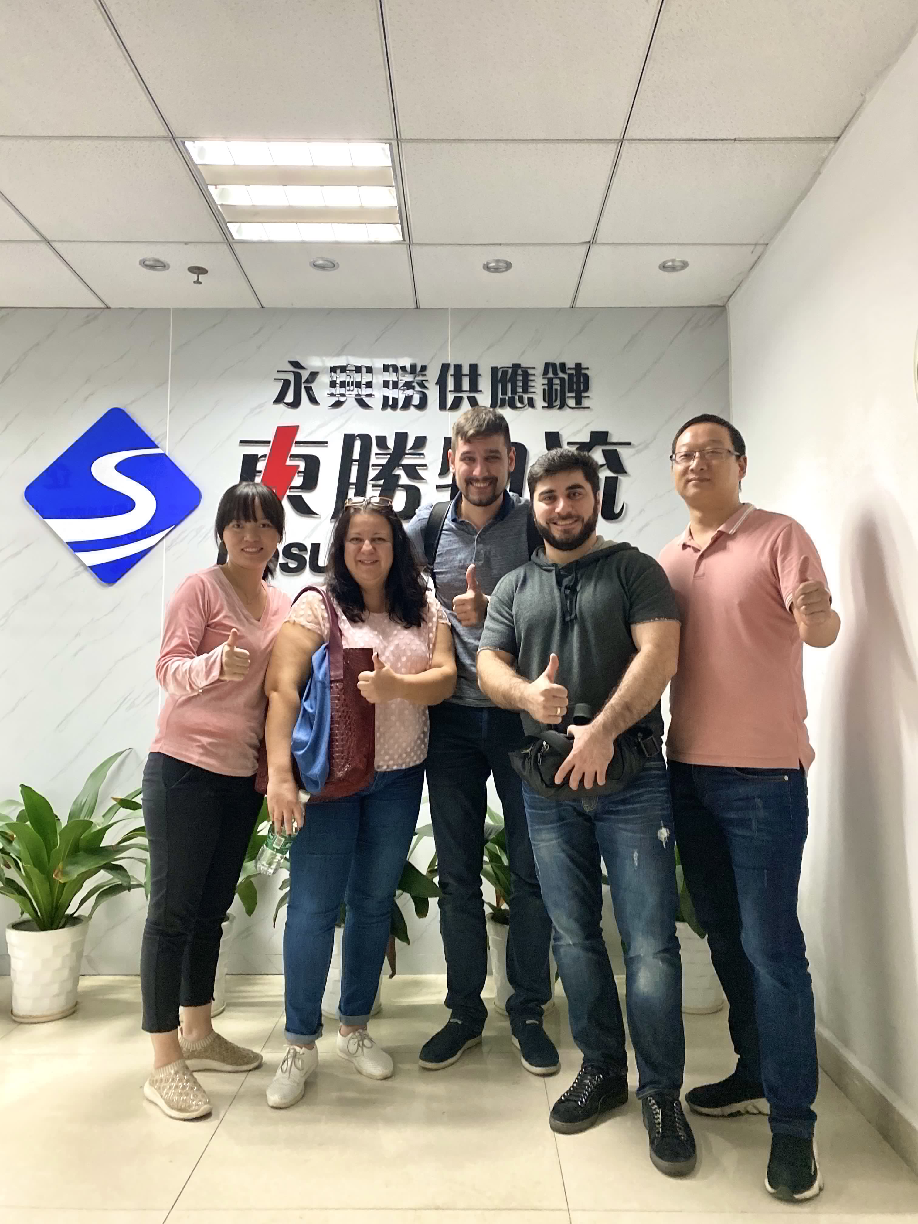 英國香薰進口報關(guān)案例，客戶留影紀念；