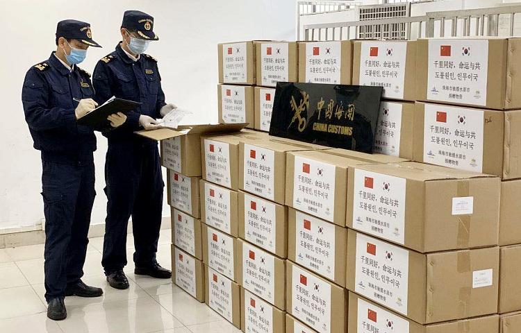 防疫物資出口，防護口罩出口人工檢驗放行現場圖；