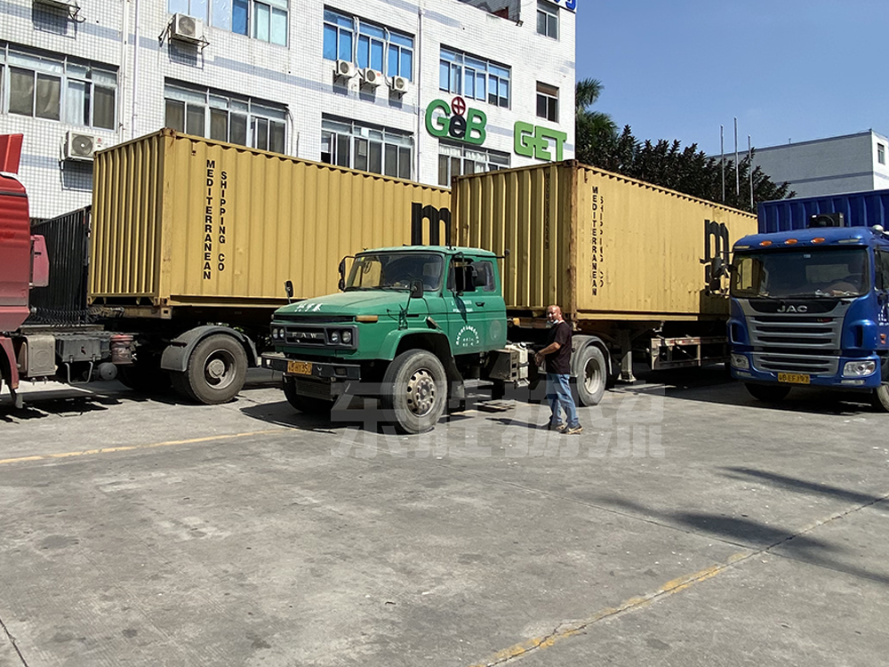 防護(hù)口罩出口到國外，防疫物資出口國外運輸，東勝物流口罩裝車現(xiàn)場圖
