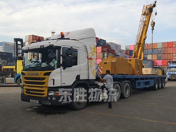 深圳東勝物流出口到香港運輸優(yōu)勢詳解，中港平板車運輸現(xiàn)場圖