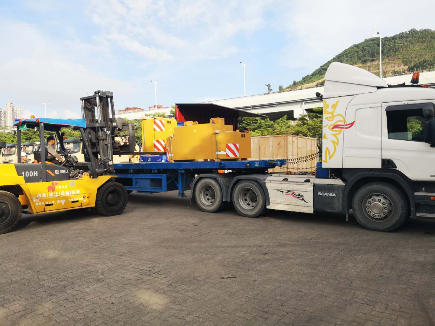 廣州發(fā)貨到香港運輸價格，廣州到香港貨運專線公司，深圳中港平板車運輸案例圖