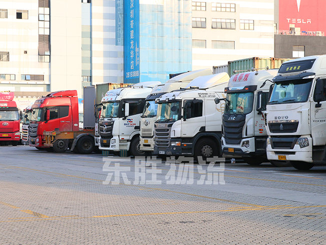 內(nèi)地到香港進(jìn)出口物流運(yùn)輸；內(nèi)地到香港貨運(yùn)公司，深圳東勝物流中港拖車圖